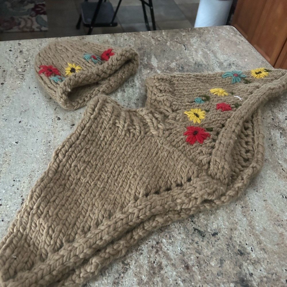 Handmade Knit Scarf and Hat Set with Floral Embroidery flowers - Picture 2 of 14